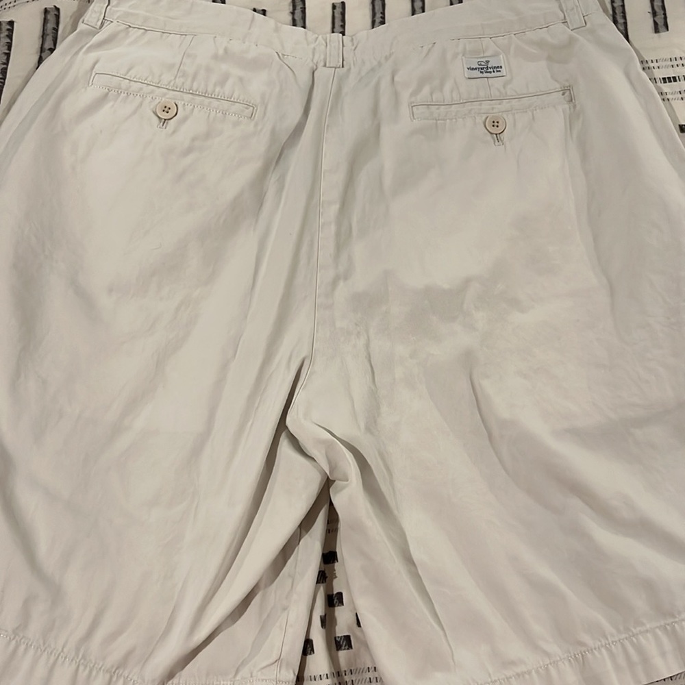 Vineyard Vines Men’s 35 Khaki Shorts - Picture 3 of 5